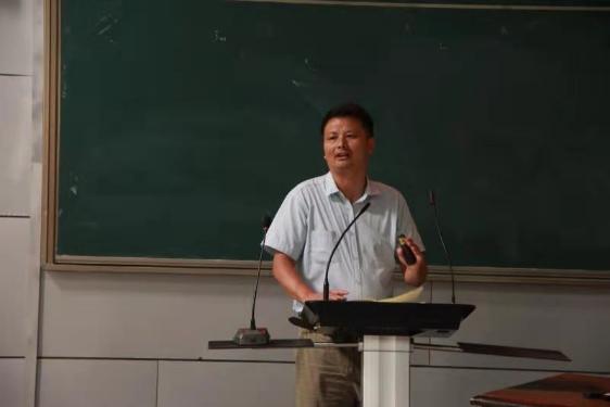 手拿球拍的男人中度可信度描述已自动生成